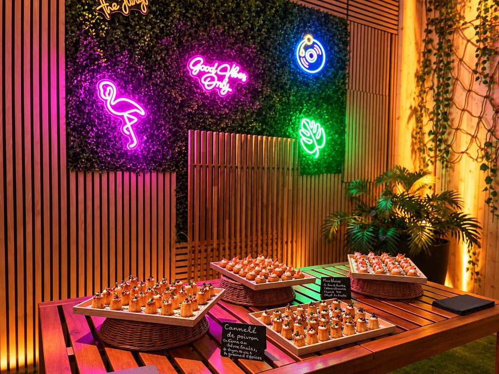 Dinner-style aperitif under the neon lights of the FunHouse Fribourg bar